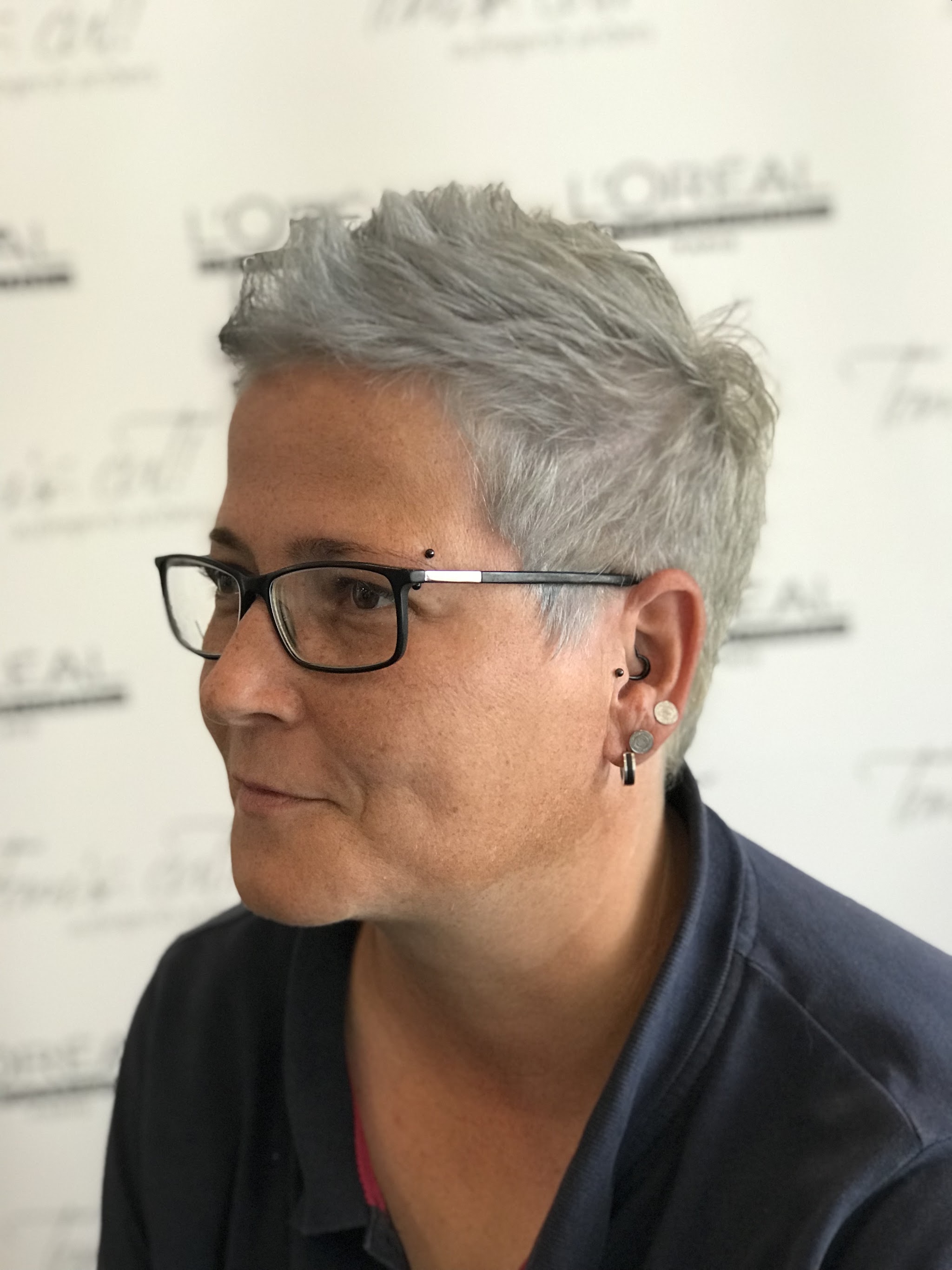 Silbergrauer Pixie-Cut, seitliches Profil