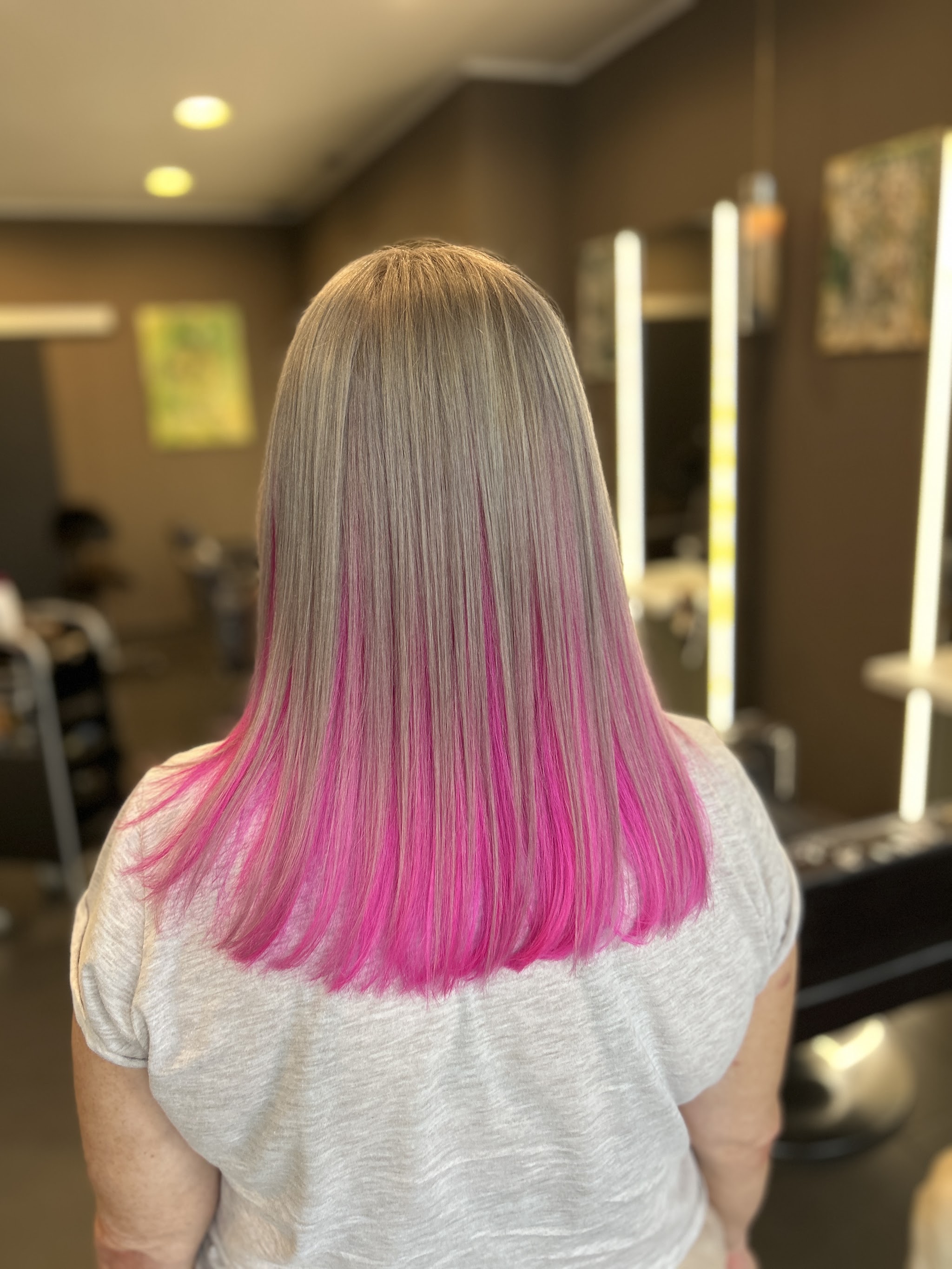 Pinke Underlights auf blondem Longbob